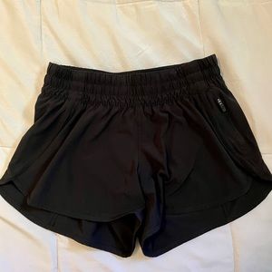 ✨LULULEMON Black Tracker Short Size 6✨